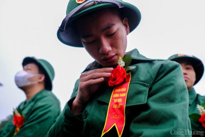 Một tân binh hồi hộp dự buổi lễ trang trọng