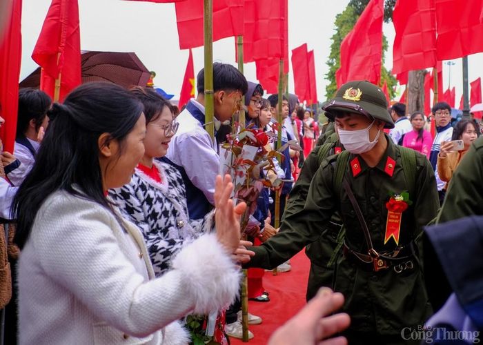 Các tân binh tạm biệt thân nhân trước khi lên đường. Một tân binh xúc động chia sẻ rằng: Lần đầu xa gia đình còn nhiều bỡ ngỡ nhưng tin tưởng rằng chặng đường rèn luyện sắp tới sẽ được tập thể, lãnh đạo đơn vị hỗ trợ, quan tâm để trở thành chiến sĩ tốt, hoàn thành nhiệm vụ được Đảng, Nhà nước và nhân dân tin tưởng giao phó