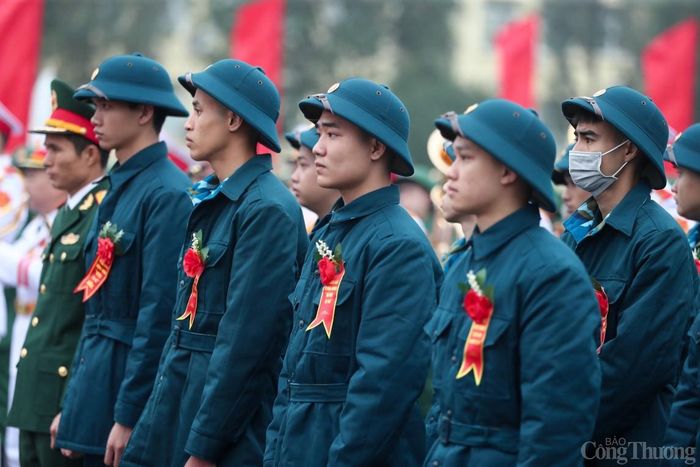 Lễ giao, nhận quân năm 2024 của các quận, huyện, thị xã diễn ra chu đáo, trang trọng, nhanh gọn, an toàn, tiết kiệm