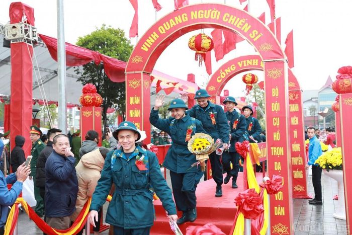 Trong không khí nô nức của ngày hội tòng quân, các tân binh rạng ngời lên đường nhập ngũ