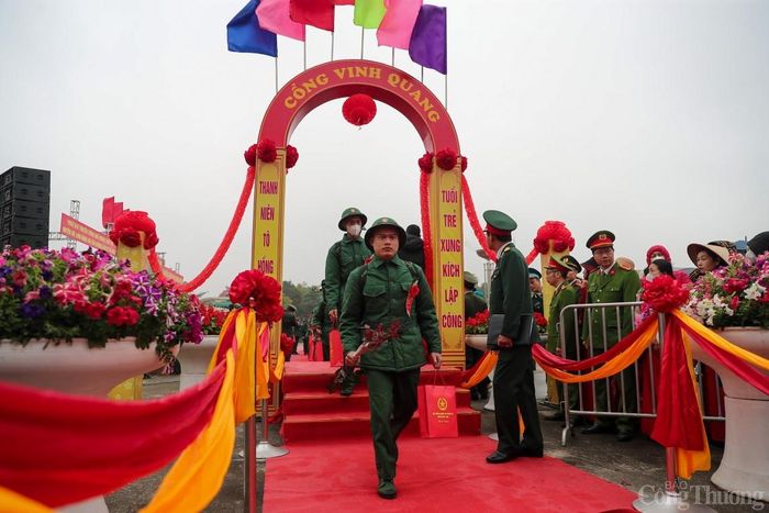  Cổng "Vinh quang" không chỉ tôn vinh hình ảnh người thanh niên lên đường nhập ngũ, mà còn góp phần làm cho Lễ giao, nhận quân tại các địa phương thêm trang trọng, ý nghĩa và thiêng liêng, khơi dậy tình yêu quê hương, đất nước, niềm vinh dự, tự hào và ý thức, trách nhiệm với Tổ quốc của tuổi trẻ Thủ đô 