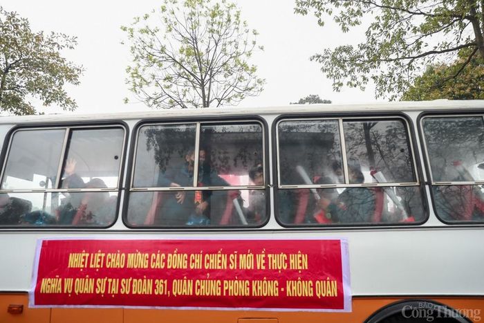 Trong không khí rộn ràng, phấn khởi, những bài hát cách mạng, tiếng trống hội tòng quân vang lên khiến buổi giao, nhận quân càng thêm rộn rã, tưng bừng.