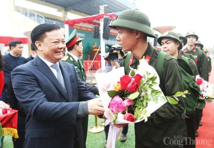Bí thư Thành ủy Hà Nội Đinh Tiến Dũng động viên các tân binh