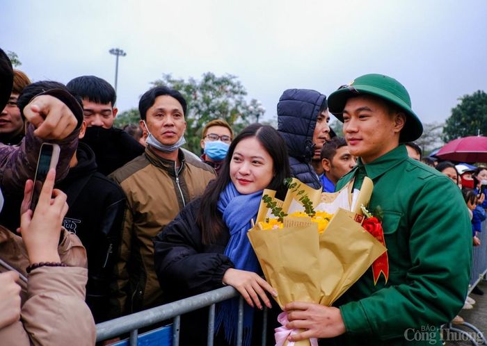 Ngay từ sớm, người dân cũng như người thân của các thanh niên lên đường làm nhiệm vụ với tổ quốc đã có mặt để tiễn con em mình