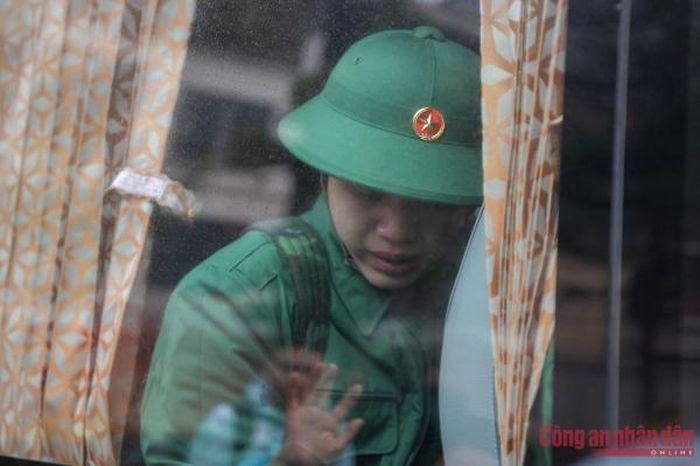 Tân binh Lê Trọng Quân sống tại Ngã Tư Sở (Đống Đa, Hà Nội) tạm biệt thân nhân trước khi lên đường. Quân xúc động chia sẻ rằng: lần đầu xa gia đình còn nhiều bỡ ngỡ nhưng tin tưởng rằng chặng đường rèn luyện sắp tới sẽ được tập thể, lãnh đạo đơn vị hỗ trợ, quan tâm để trở thành chiến sĩ tốt, hoàn thành nhiệm vụ được Đảng, Nhà nước và nhân dân tin tưởng giao phó.