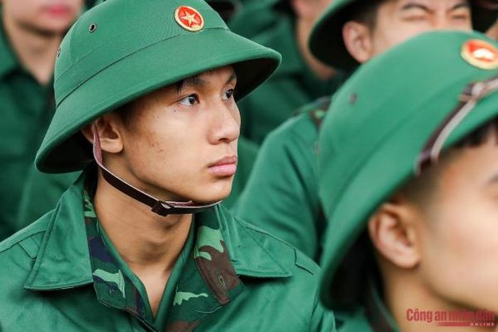 Năm 2024, trên địa bàn Hà Nội, có 3.700 công dân được tuyển chọn và gọi thực hiện nghĩa vụ quân sự (tăng 200 công dân so với năm 2023); 794 công dân thực hiện nghĩa vụ CAND. Trong số tân binh nhập ngũ năm nay, có 2.425 tân binh (65% so với chỉ tiêu giao quân) có trình độ Đại học, Cao đẳng, Trung học chuyên nghiệp; có 1.471 thanh niên tình nguyện viết đơn lên đường nhập ngũ.