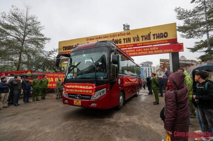 Người thân vẫy tay tạm biệt khi xe đưa các tân binh rời địa điểm giao nhận quân.