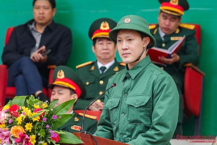 Đồng chí Nguyễn Lê Huy thay mặt 107 tân binh năm 2024 của quận Đống Đa cảm ơn các cấp chính quyền, gia đình đã hết sức quan tâm chăm sóc, giáo dục và ủng hộ để các tân binh an tâm lên đường làm nhiệm vụ; đồng thời thay mặt tân binh quận Đống Đa hứa sẽ chuyên tâm rèn luyện, phấn đấu trở thành chiến sĩ Quân đội, Công an nhân dân ưu tú.