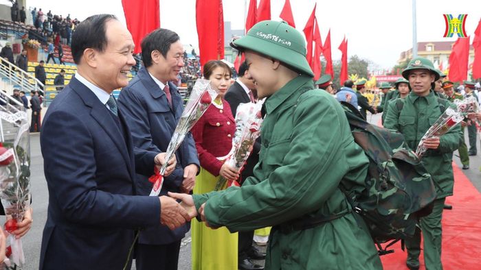 Chủ tịch HĐND thành phố Nguyễn Ngọc Tuấn đã tặng hoa, chúc mừng các tân binh