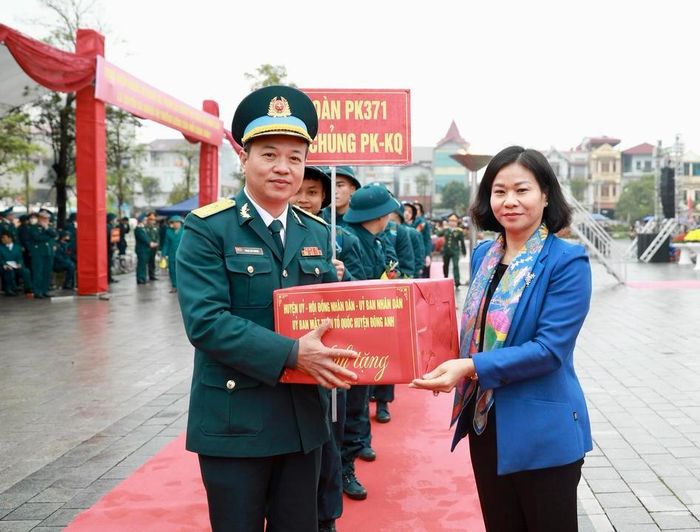 Ủy viên trung ương Đảng, Phó bí thư thường trực Thành ủy Nguyễn Thị Tuyến tặng quà tân binh Đông Anh