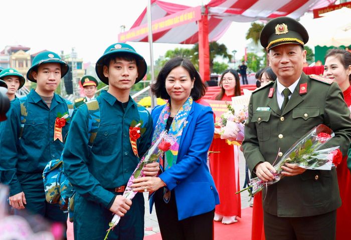 Ủy viên trung ương Đảng, Phó bí thư thường trực thành ủy Nguyễn Thị Tuyến động viên và tặng hoa cho các tân binh huyện Đông Anh
