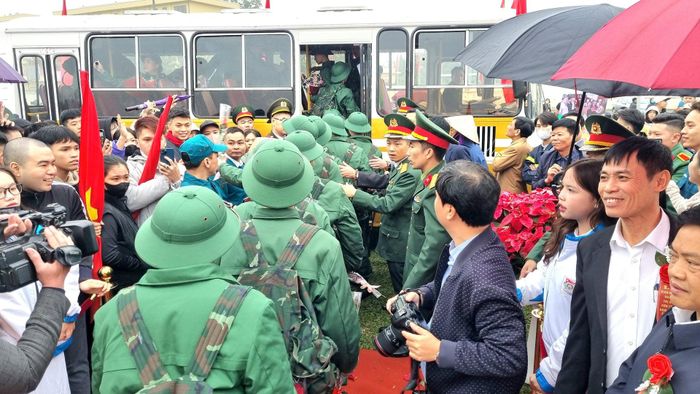 Các tân binh hào hứng lên đường nhập ngũ.