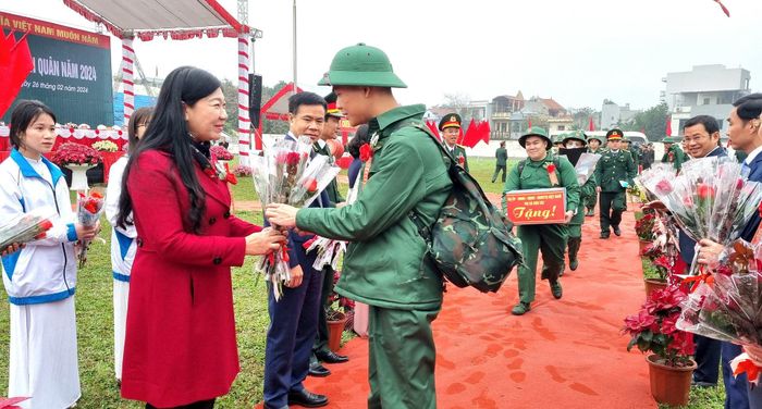 Ủy viên Ban Thường vụ Thành ủy, Chủ tịch Ủy ban MTTQ Việt Nam thành phố, Ủy viên Hội đồng Nghĩa vụ quân sự thành phố Hà Nội Nguyễn Lan Hương cùng lãnh đạo các ban, ngành thành phố, thị xã Sơn Tây tặng hoa cho các tân binh.