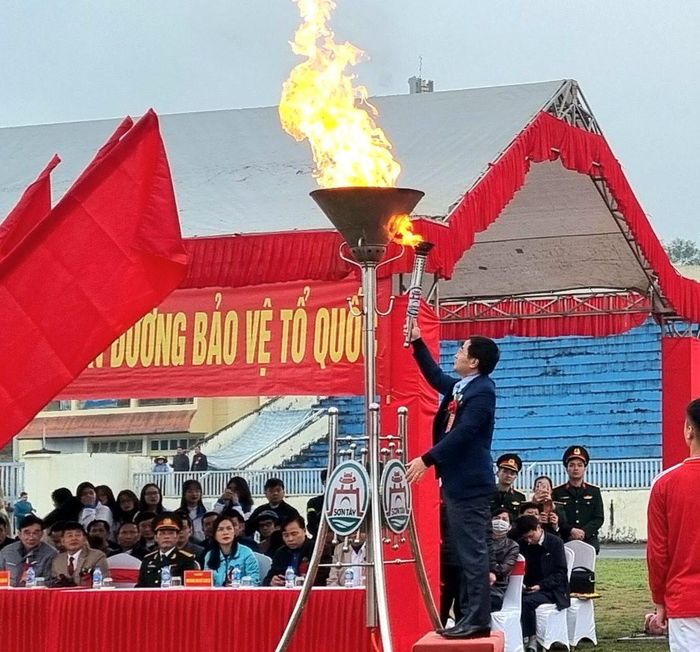 Bí thư Thị ủy Sơn Tây Trần Anh Tuấn thắp lửa truyền thống.