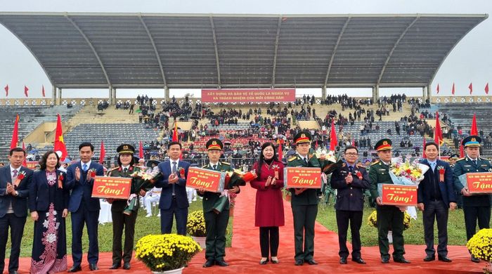 Lãnh đạo thành phố và thị xã tặng quà cho các đơn vị nhận quân.