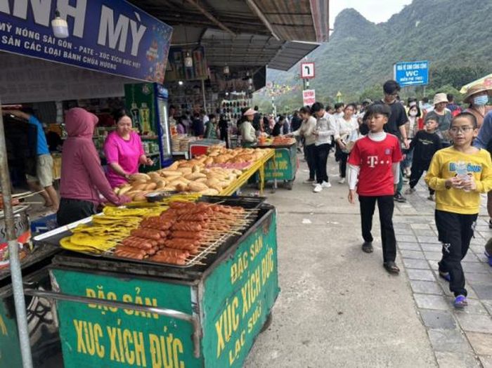 Thực phẩm bày bán tại chùa Hương.