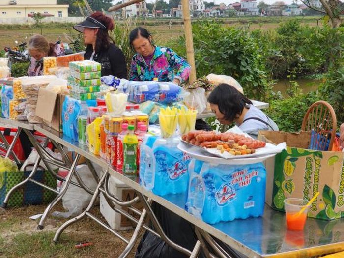 Hàng rong không che chắn bán dọc đường vào chùa Địa Tạng, Hà Nam.