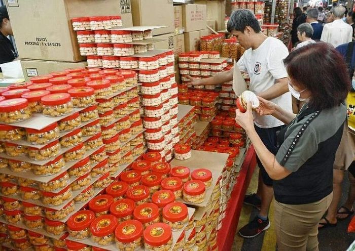 Một số quầy hàng quyên góp hàng tồn kho của mình cho các doanh nghiệp xã hội như MoNo Foods. Ảnh:The Straits Times.