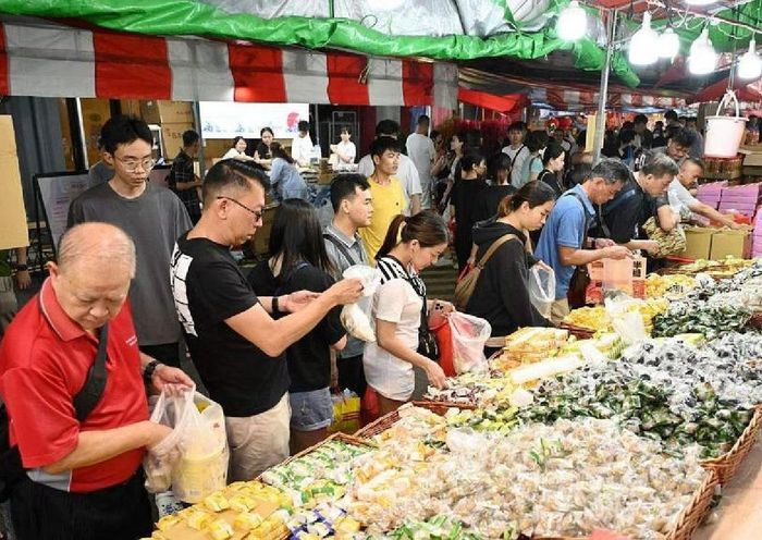 Những chồng bánh kẹo Tết vẫn đầy ắp trong ngày cuối cùng của Hội chợ. Ảnh: The Straits Times.