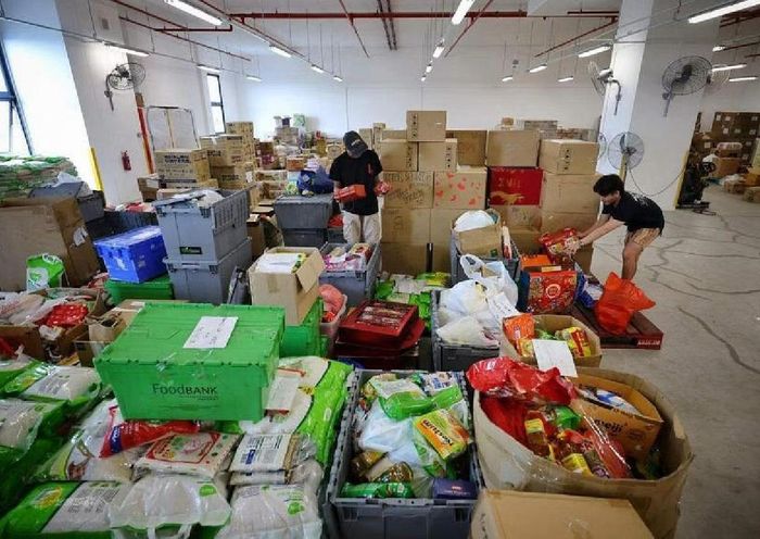 Vào dịp lễ hội, FBSG nhận được tiền, hàng hóa quyên góp - từ các cá nhân, trường học, và siêu thị - tăng đột biến. Ảnh: The Straits Times.