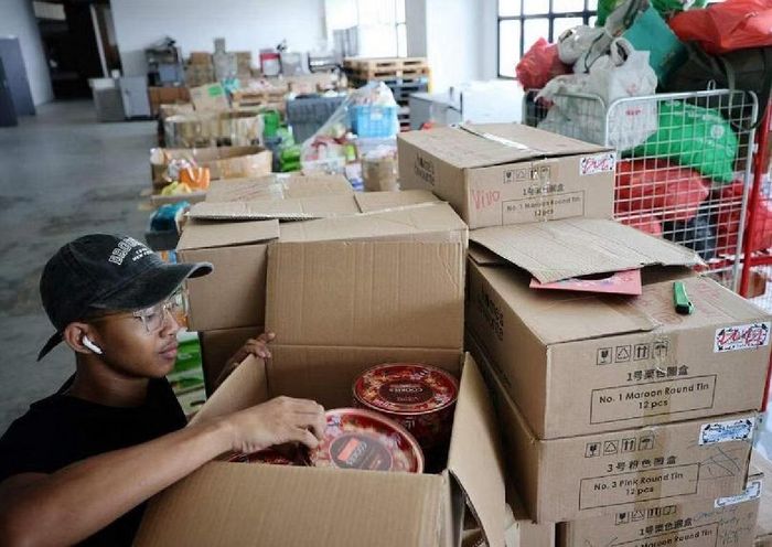 Một tình nguyện viên đang phân loại bánh quy được quyên góp tại Ngân hàng Thực phẩm Singapore. Ảnh: The Straits Times.