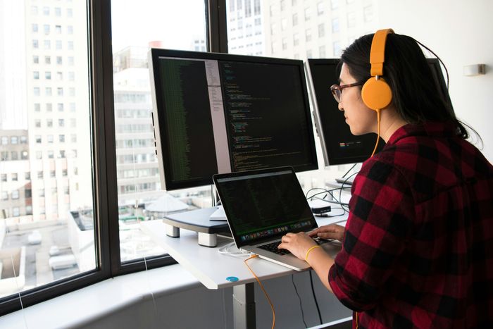  Catherine gặp khó khăn khi quá trình tuyển dụng đang ngày càng khắt khe. Ảnh minh họa: Christina Morillo/Pexels. 