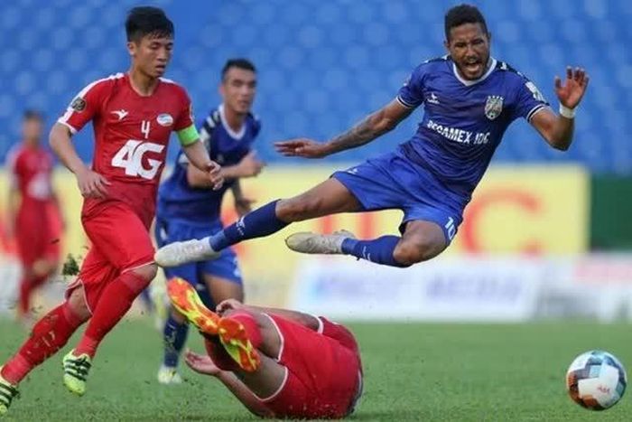 Cựu tiền đạo B.Bình Dương Wander Luiz (xanh) được đăng ký thay Ntep từ vòng 11. Ảnh: VPF
