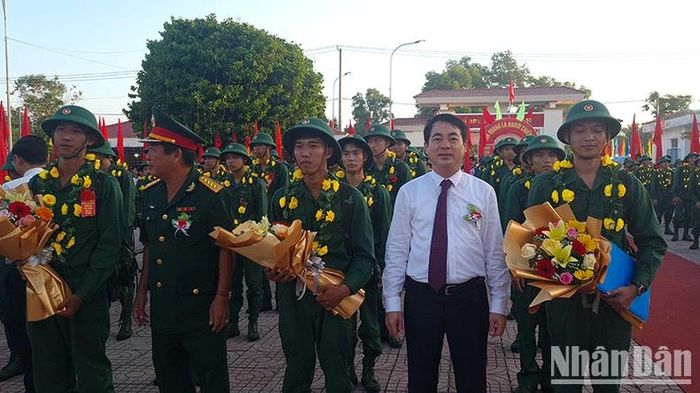 Bí thư Tỉnh ủy Hậu Giang Nghiêm Xuân Thành tặng hoa cho các tân binh.
