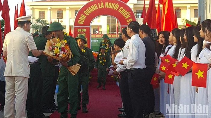 Tặng quà cho các tân binh.