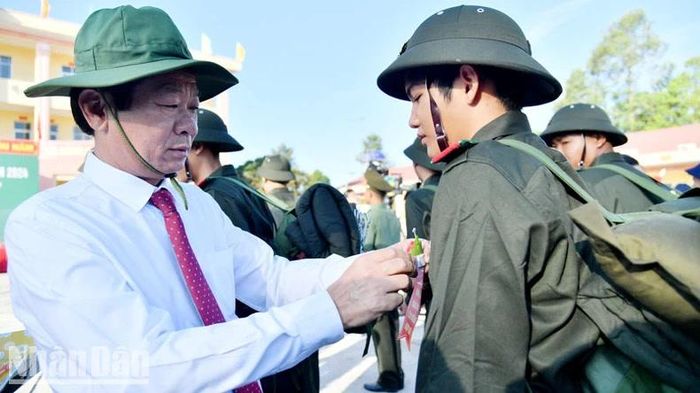 Lãnh đạo tỉnh Kiên Giang tặng hoa, quà động viên tân binh.