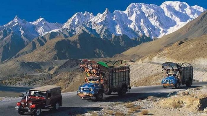 4. Cao tốc Karakoram dài 1.290km là con đường cao nhất thế giới nối Pakistan vơíTân Cương, Trung Quốc, nằm ở độ cao 4.600m so với mực nước biển, rất hiểm trở, chênh vênh, dễ bị ảnh hưởng bởi lũ quét