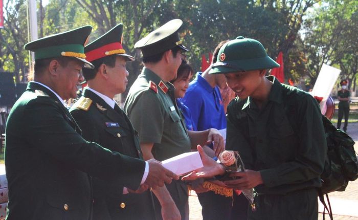 Đại diện các đơn vị tặng quà động viên thanh niên lên đường nhập ngũ. Ảnh: Nguyễn Ngọc Lân