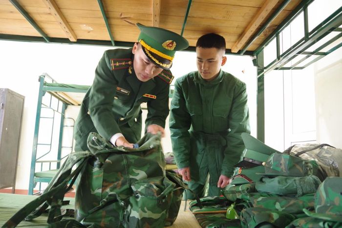 Cán bộ tiểu đội của Tiểu đoàn Huấn luyện-Cơ động, BĐBP Cao Bằng hướng dẫn chiến sĩ mới xếp đặt ba lô. Ảnh: Huy Dương