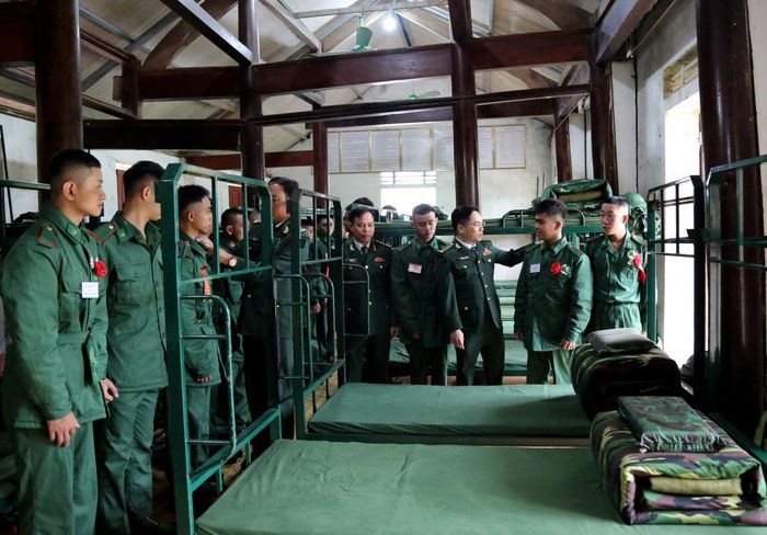 Đại tá Nguyễn Ngọc Nguyên, Phó Chỉ huy trưởng, Tham mưu trưởng BĐBP Hà Tĩnh gặp gỡ, động viên tinh thần các chiến sĩ mới. Ảnh: Minh Toàn-Thế Mạnh
