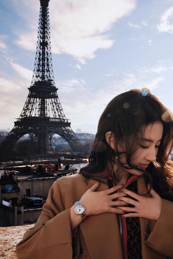 Lưu Diệc Phi được mệnh danh là “thần tiên tỷ tỷ” trong showbiz Hoa ngữ nhờ khí chất, phong cách. Hơn 20 năm bước chân vào giới giải trí, nữ diễn viên vẫn duy trì độ nổi tiếng. Người đẹp là đại sứ thương hiệu của nhiều nhãn hàng cao cấp quốc tế như Louis Vuitton, Tissot, Bvlgari, Shiseido, thường xuyên lên bìa tạp chí danh tiếng như Vogue, Elle...