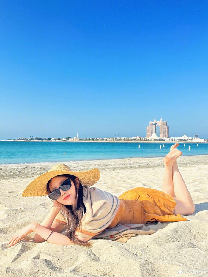 Mỹ nhân Thiên long bát bộ thả dáng trên bãi biển. 