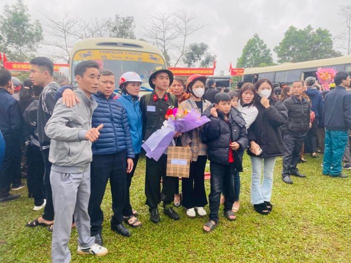  Tân binh chụp ảnh kỷ niệm với gia đình trước lúc "tòng quân".