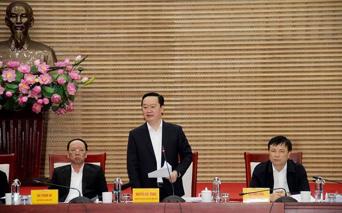 Chủ tịch UBND tỉnh Nghệ An Nguyễn Đức Trung phát biểu tại phiên họp
