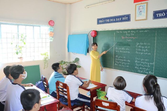 Lớp khuyết tật trí tuệ 2.2 với 8 em học sinh do cô Nguyễn Thị Thu Truyền chủ nhiệm