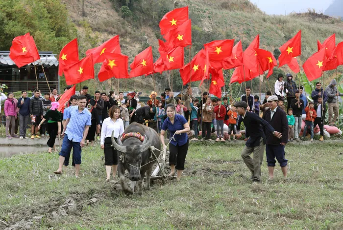 Lãnh đạo địa phương thực hiện nghi lễ xuống đồng vào đầu năm mới 2024. 