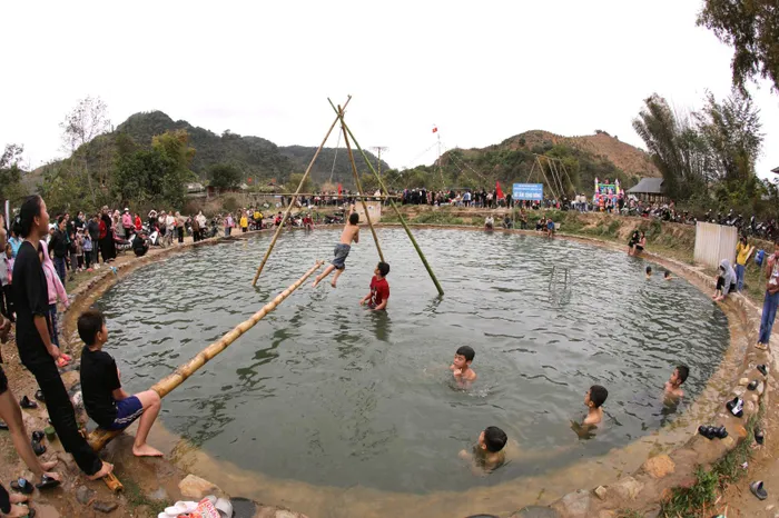 Bản Hốc (Văn Chấn, Yên Bái) là nơi có nguồn nước nóng tự nhiên, thu hút nhiều khách du lịch tới tắm và trải nghiệm.
