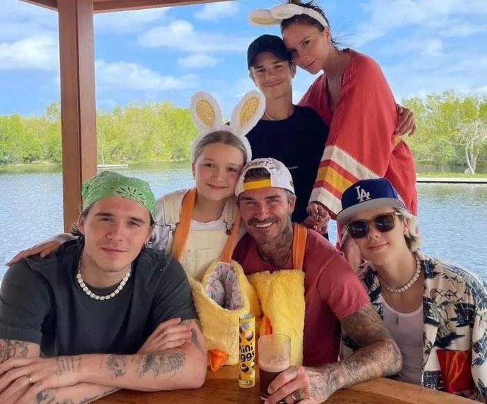  Brooklyn (bìa trái) là con trai cả của David Beckham. Tuy nhiên, chàng trai sinh năm 1999 lại bị gắn mác "bất tài". Brooklyn từng học bóng đá nhưng đã từ bỏ khi mới 16 tuổi do không có năng khiếu. Sau đó, anh thử sức ở nhiều lĩnh vực như người mẫu, nhiếp ảnh nhưng cũng không để lại dấu ấn. 