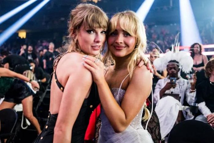Taylor Swift và Sabrina Carpenter. Ảnh: John Shearer/Getty