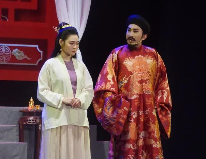 Vở kịch lịch sử“Tình sử Thăng Long” (sân khấu Hồng Vân). Ảnh: H.K