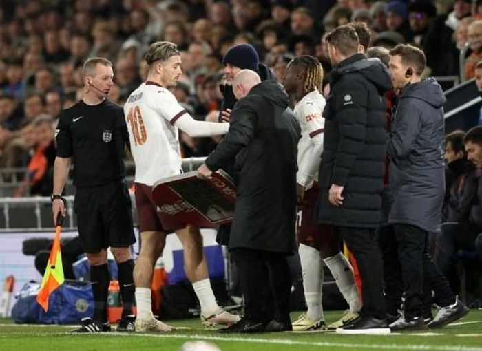 Grealish dính chấn thương và được thay thế bởi Jeremy Doku chỉ sau 38 phút. 