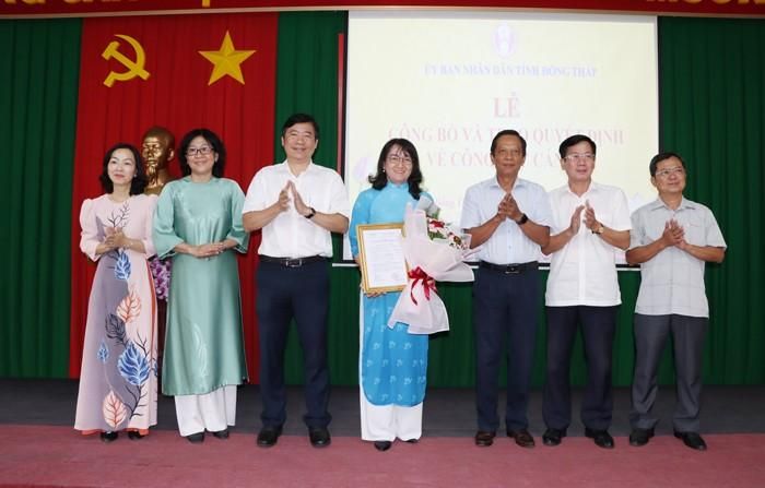 Bà Nguyễn Thị Thanh Bình nhận quyết định và hoa chúc mừng của Chủ tịch UBND tỉnh