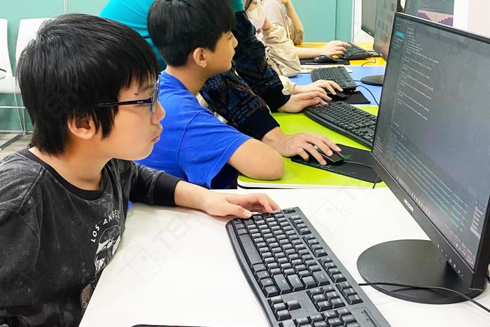 Một em nhỏ trong khóa học lập trình tại Học viện Teky. 