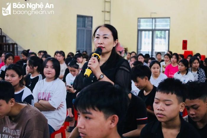  Ngành dân số Con Cuông tăng cường công tác tuyên truyền về tảo hôn cho học sinh ở các nhà trường. Ảnh: Cơ sở cung cấp 