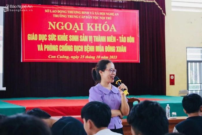  Một buổi tuyên truyền về tảo hôn trong trường học ở huyện Con Cuông. Ảnh: Cơ sở cung cấp 