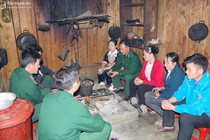  Bộ đội Biên phòng Nghệ An đến từng gia đình tuyên truyền phòng, chống tảo hôn. Ảnh tư liệu: Hải Thượng 